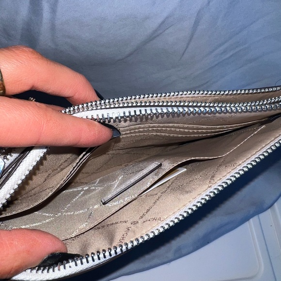 MICHAEL KORS: XL POP CLUTCH WRISTLET in Optic White Leather - Picture 5 of 6